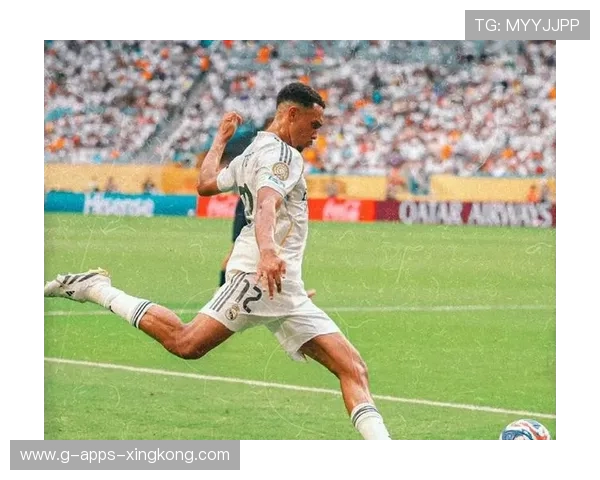 皇马外围连脚传递拉扯出致命空档